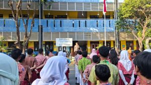 Tumbuhkan Generasi Taat Hukum, Kapolsek Asemrowo Bina Ratusan Siswa SMPN 42 Surabaya