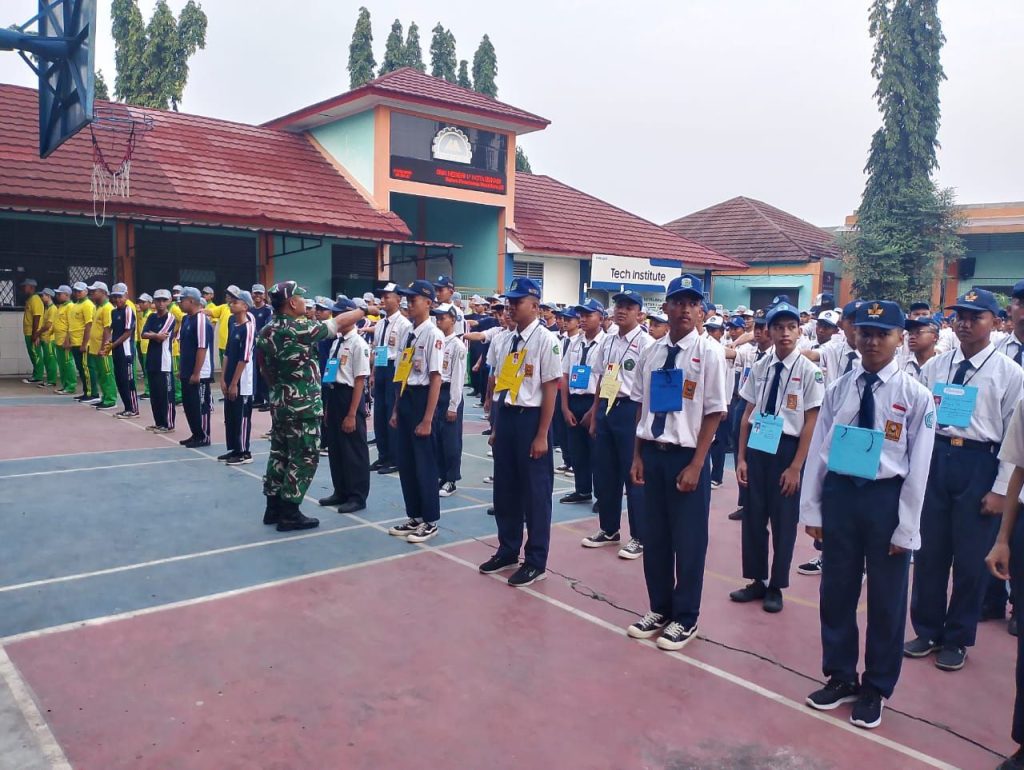 Babinsa Koramil 03/Teluk Pucung Tanamkan Disiplin dan Karakter dalam MPLS SMKN 11 Kota Bekasi