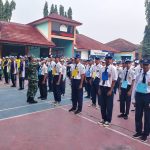 Babinsa Koramil 03/Teluk Pucung Tanamkan Disiplin dan Karakter dalam MPLS SMKN 11 Kota Bekasi