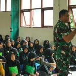 Babinsa Padurenan Tanamkan Disiplin dan Nasionalisme dalam MPLS SMKN 15 Kota Bekasi