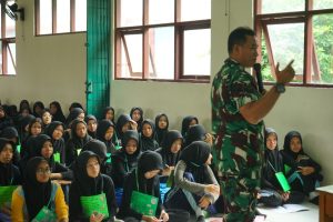 Babinsa Padurenan Tanamkan Disiplin dan Nasionalisme dalam MPLS SMKN 15 Kota Bekasi