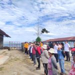 Personel Polres Toba Mengikuti Karya Bakti Pembersihan Eceng Gondok