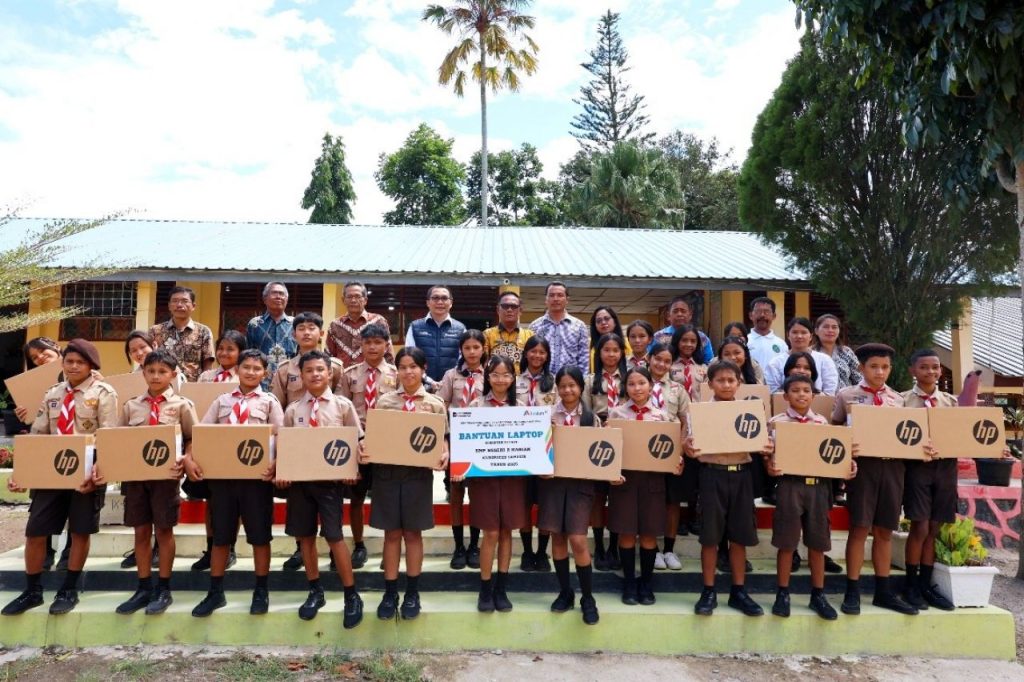 Dukung Transformasi Digital Pendidikan, INALUM Salurkan Bantuan 16 Unit Laptop untuk SMP Negeri 2 Harian