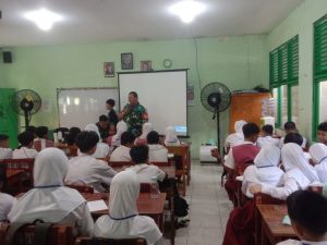 Babinsa Koramil 06/Cempaka Putih Berikan Materi Bela Negara dalam Kegiatan MPLS Siswa SMP Taman Madya 5