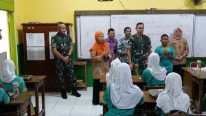 Danrem 051/Wijayakarta Mendampingi Pangdam Jaya Dalam Program Makan Bergizi di SDN 05 Cipinang