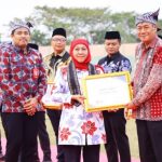 Sebagai Tokoh Pembina Koperasi 2025 Bupati Tuban Terima Penghargaan Dari Gubernur Jawa Timur