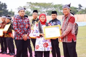 Sebagai Tokoh Pembina Koperasi 2025 Bupati Tuban Terima Penghargaan Dari Gubernur Jawa Timur