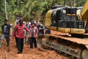 Melayani Tanpa Pamrih, Bupati Bersama DPRD Humbahas Tinjau Rehabilitasi Jalan di Sijamapolang