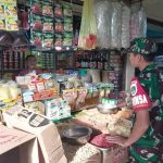Babinsa Kodim 0507/Bekasi Jalin Silaturahmi dan Pantau Harga Sembako Lewat Komsos di Pasar Tradisional