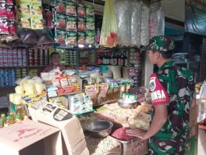Babinsa Kodim 0507/Bekasi Jalin Silaturahmi dan Pantau Harga Sembako Lewat Komsos di Pasar Tradisional