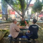 Bersinergi Amankan Wilayah, Babinsa Perwira dan Bhabinkamtibmas Sambangi Tim Security Perumahan Villa Mas Indah