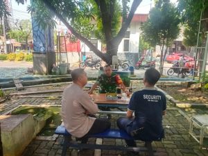 Bersinergi Amankan Wilayah, Babinsa Perwira dan Bhabinkamtibmas Sambangi Tim Security Perumahan Villa Mas Indah