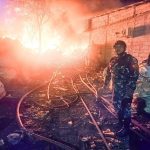 Sigap dan Tanggap, Babinsa Jatiraden Bantu Padamkan Kebakaran Gudang Rongsok di Jatisampurna