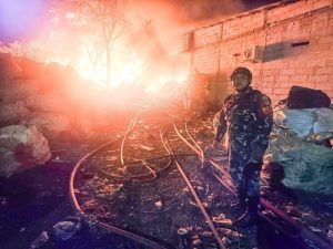 Sigap dan Tanggap, Babinsa Jatiraden Bantu Padamkan Kebakaran Gudang Rongsok di Jatisampurna