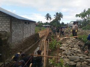 Satgas TMMD Kodim 1506/Namlea Bangun Reol/Drainase Raksasa di Desa Waenono