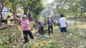Perangi Sampah, Koramil 01/Kranji Bersama Warga Gelar Kegiatan Jumat Bersih di Kalibaru