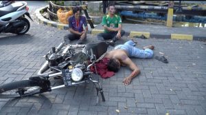 Polsek Tenggilis Edukasi Bahaya Kecelakaan Lewat Teatrikal Operasi Patuh Semeru 2025