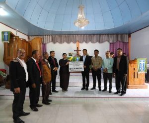 Bupati Humbahas Mengikuti Ibadah Di HKI Sigumpar Resort Lintongnihuta