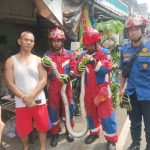Penemuan Ular Sanca 2,5 Meter Gegerkan Warga RW 08 Utan Panjang Kemayoran