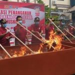 Kejari Lamongan Musnakan Rokok dan Botol Miras Ilegal