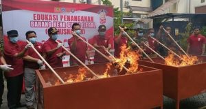 Kejari Lamongan Musnakan Rokok dan Botol Miras Ilegal