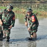 Danramil 05/Bantargebang Bersama Poktan Parahiyangan Perkuat Ketahanan Pangan Lewat Pengolahan Lahan dan Pembibitan Padi