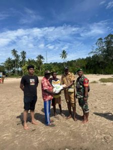 Babinsa Koramil 1710-01/Kokonao Dampingi Penyaluran Beras Ketahanan Pangan Untuk Masyarakat