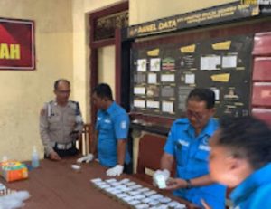 Kapolsek Gurah Bersama BNN Adakan Tes Urine Dadakan
