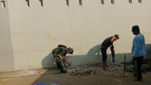 Satgas TMMD 125 Kodim 0507/Bekasi Mulai Bongkar Parit di Gang Tengah, Mustikasari untuk Pemasangan U-Ditch