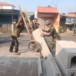 Terik Panas Tak Halangi Semangat Satgas TMMD 125 Kodim 0507/Bekasi Pasang U-Ditch di Gg. Hj. Entong