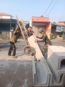 Terik Panas Tak Halangi Semangat Satgas TMMD 125 Kodim 0507/Bekasi Pasang U-Ditch di Gg. Hj. Entong