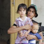 Isi Waktu Istirahat, Satgas TMMD 125 Kodim 0507/Bekasi Bermain Bersama Anak-Anak di Lokasi Kegiatan
