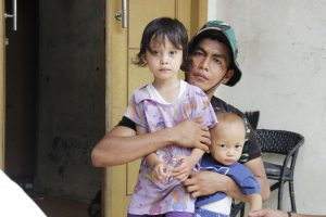 Isi Waktu Istirahat, Satgas TMMD 125 Kodim 0507/Bekasi Bermain Bersama Anak-Anak di Lokasi Kegiatan