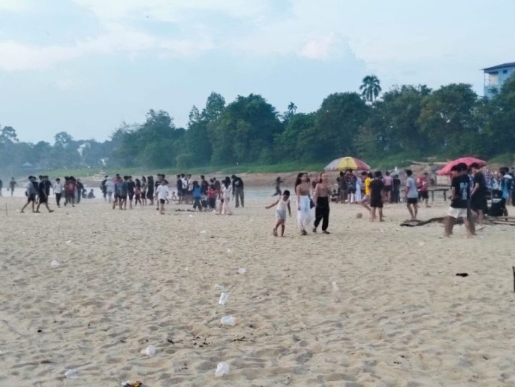 Surutnya Sungai Melawi Lahirkan Wisata Pasir Dadakan di Pinoh