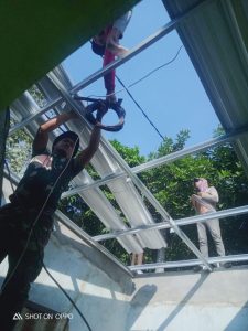 Hari Ke-11 TMMD 125, Satgas Lakukan Pemasangan Atap Rumah Bapak Usep, Wujudkan Harapan Hidup Layak