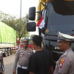 Satlantas Tanjung Perak Sosialisasi Kamseltibcarlantas dan Kibarkan Merah Putih Sambut HUT ke-80 RI