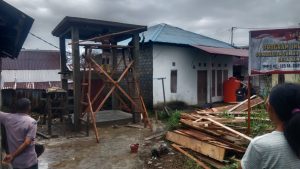 Hujan Deras Tidak Melunturkan Semangat Satgas TMMD 125 Kodim 1506/Namlea