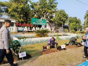 Dukung Program Unggulan KASAD “Kembali ke Alam”, Koramil 05/Bantargebang Bersama Tiga Pilar Tanam 200 Bibit Pohon
