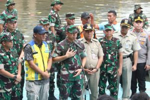 Sambut HUT ke-80 RI, 600 Personel Gabungan Gelar Aksi Bersih-Bersih Ciliwung