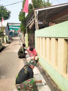 Drainase Jalan H. Entong Masuki Tahap Finishing, Satgas TMMD 125 Pasang Tutup U-Ditch