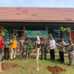 Kolaborasi Babinsa, Tiga Pilar, dan SMAN 19 Kota Bekasi Tanam 82 Bibit Pohon Produktif di Padurenan