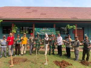 Kolaborasi Babinsa, Tiga Pilar, dan SMAN 19 Kota Bekasi Tanam 82 Bibit Pohon Produktif di Padurenan