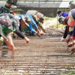 Satgas TMMD 125 Bojonegoro dan Warga Sekonang Gotong Royong Rehab Check Dam untuk Pertanian