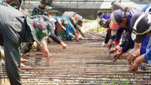 Satgas TMMD 125 Bojonegoro dan Warga Sekonang Gotong Royong Rehab Check Dam untuk Pertanian