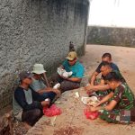 Hangatnya Kebersamaan Satgas TMMD 125 dan Warga, Lepas Penat dengan Nasi Bungkus di Pinggir Galian Drainase