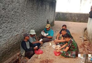 Hangatnya Kebersamaan Satgas TMMD 125 dan Warga, Lepas Penat dengan Nasi Bungkus di Pinggir Galian Drainase