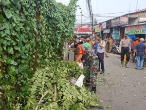 Koramil 02/Pondok Gede Ajak Warga Bergotong Royong Bersihkan Kali Harun
