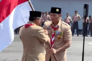 Bupati Tuban Terima Bendera Merah Putih di Apel Hari Pramuka ke-64 Jawa Timur