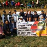 Ratusan Relawan Tunas Hijau Dikerahkan Tebar Ikan ke Sungai, Kali Jagir Dibersihkan dari Sampah & Gulma