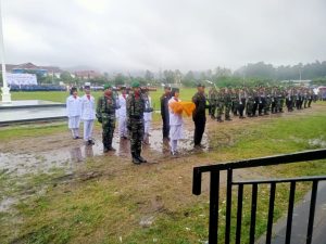 Satgas TMMD Kodim 1506/Namlea Ikuti Upacara HUT Ke-80 Kemerdekaan RI di Alun-Alun Kota Buru Selatan